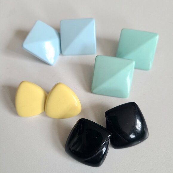 Lot of 4 pairs vintage plastic blue, green, yellow and black  large earrings. - Picture 1 of 3